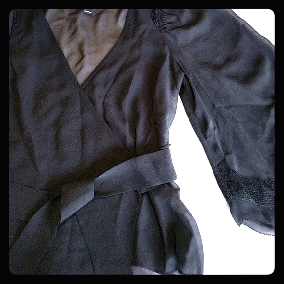 Beautiful 100% Silk Wrap Shirt With Elegant Details. - Picture 9 of 12